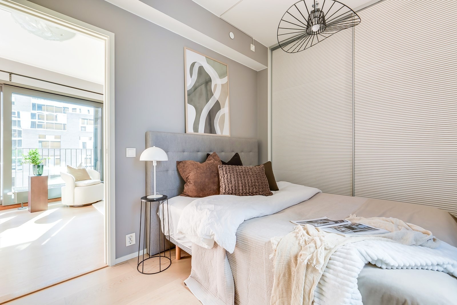 Her er det god plass til dobbeltseng, og oppbevaringsmulighetene er godt ivaretatt med en stor skyvedørsgarderobe. Galleribilde