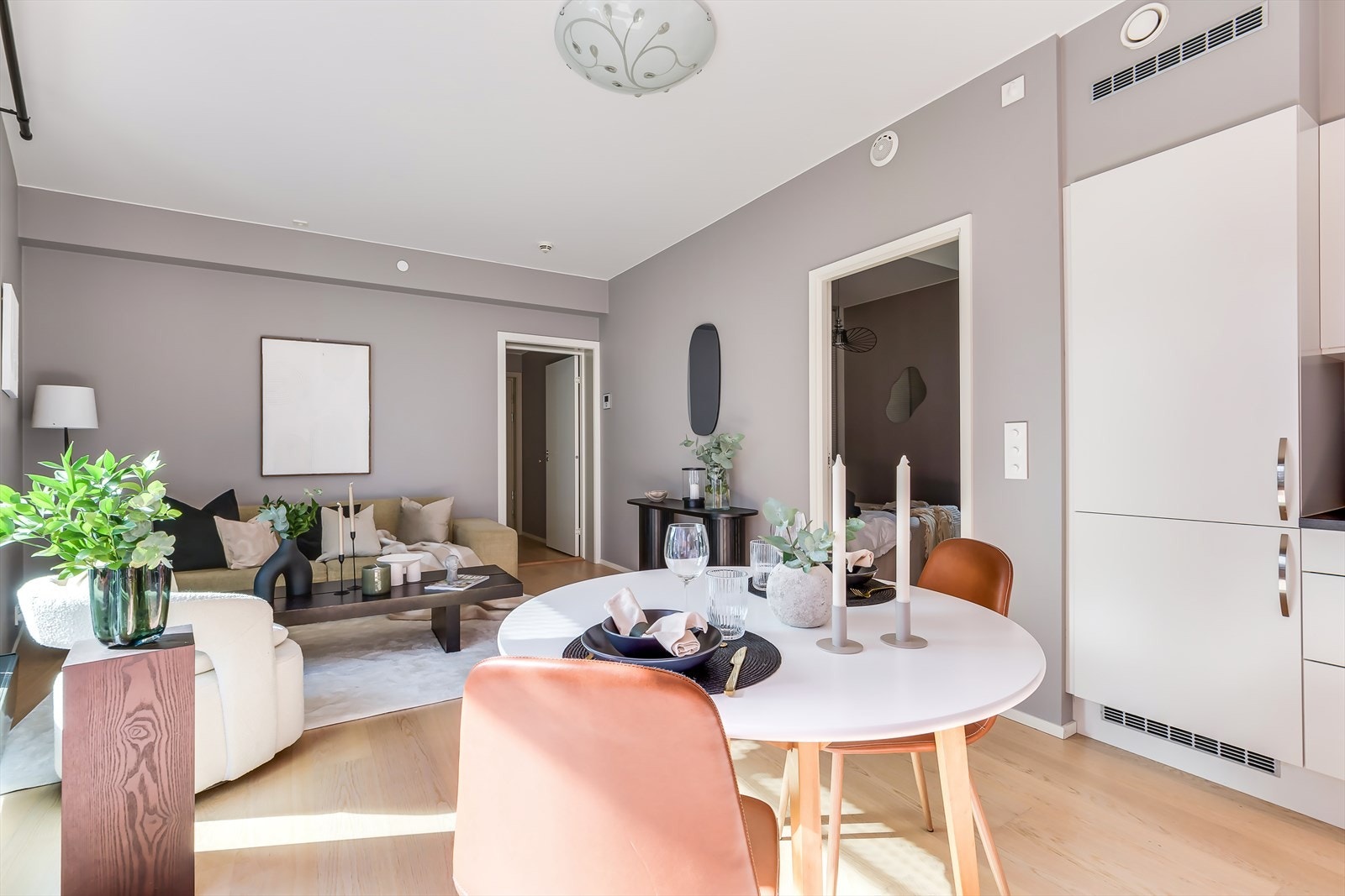 Stue og kjøkken er elegant kombinert i en åpen og luftig løsning som gir en sosial atmosfære. Galleribilde