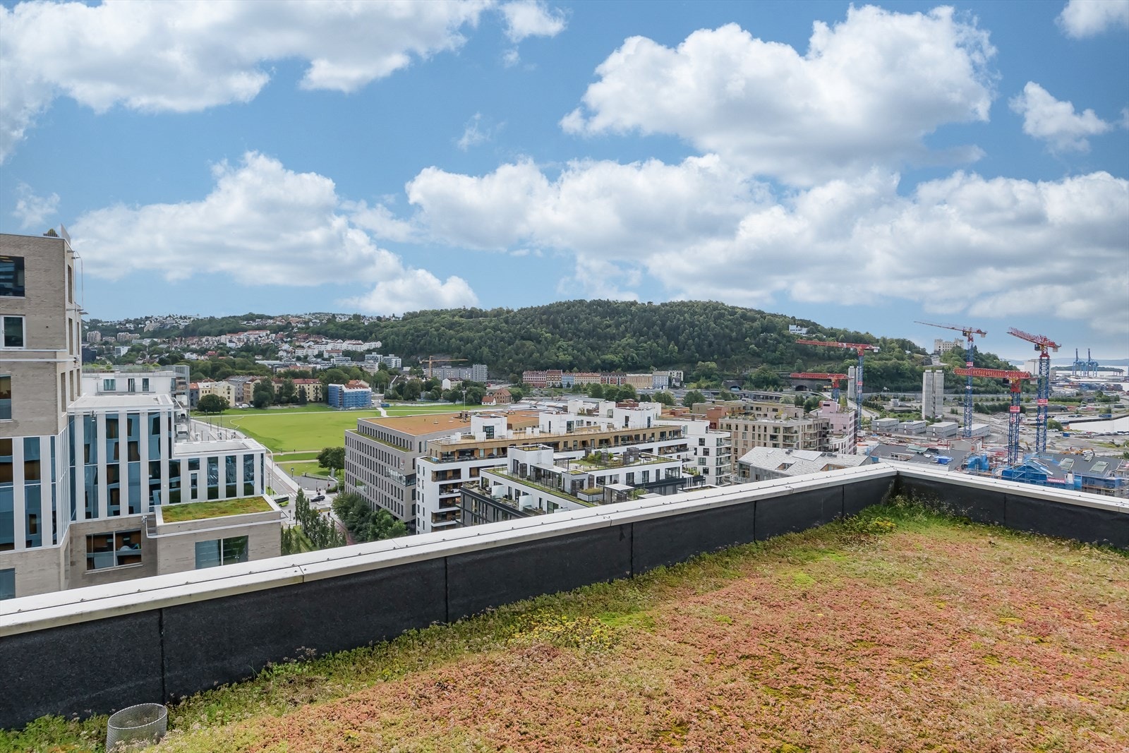 Nærheten til vannet gjør det til et flott sted å bo, hvor man enkelt kan ta seg en svømmetur i sjøen, nyte kveldssolen, vandre langs havnepromenaden, besøke en fortauskafè eller oppsøke det brede spekteret av kulturopplevelser området byr på. Galleribilde