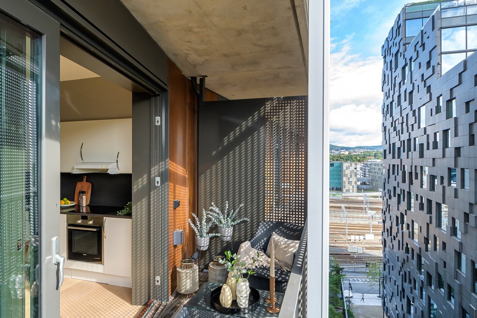 Balkongen fungerer som en naturlig forlengelse av leiligheten og gir deg en privat oase midt i byen. Galleribilde