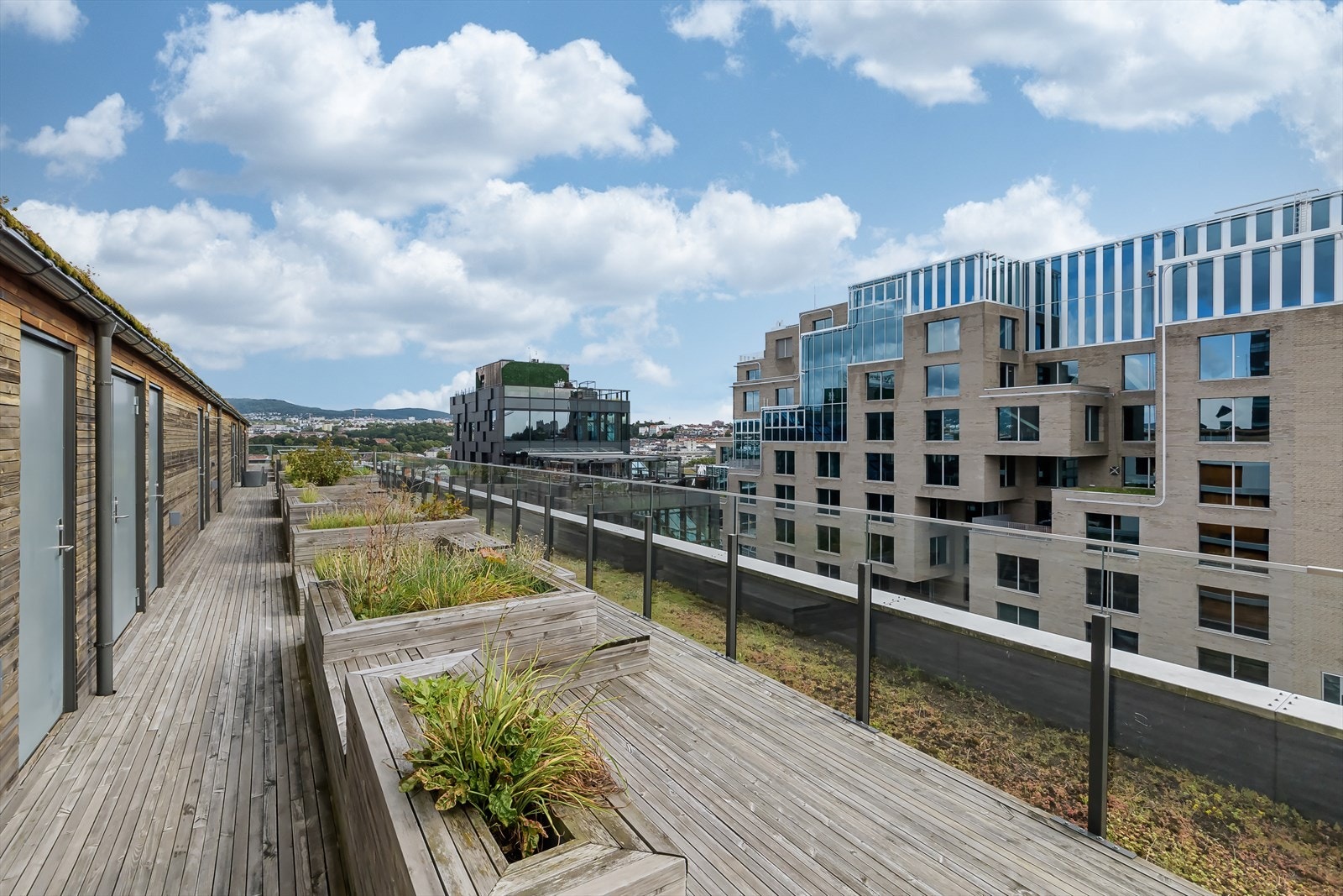 Med trikken og bussen like i nærheten, og Oslo Sentralstasjon en kort spasertur unna, er det enkelt å komme seg rundt uansett hvor du skal. Galleribilde