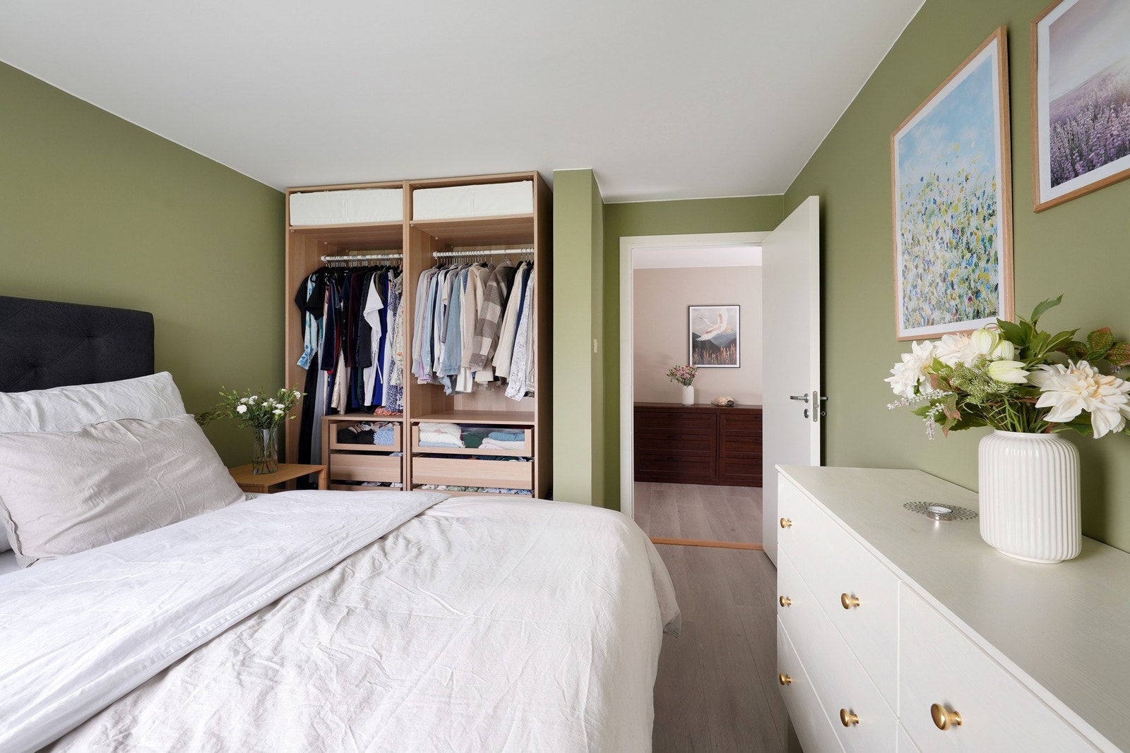 Det er god skapplass på soverommet Galleribilde