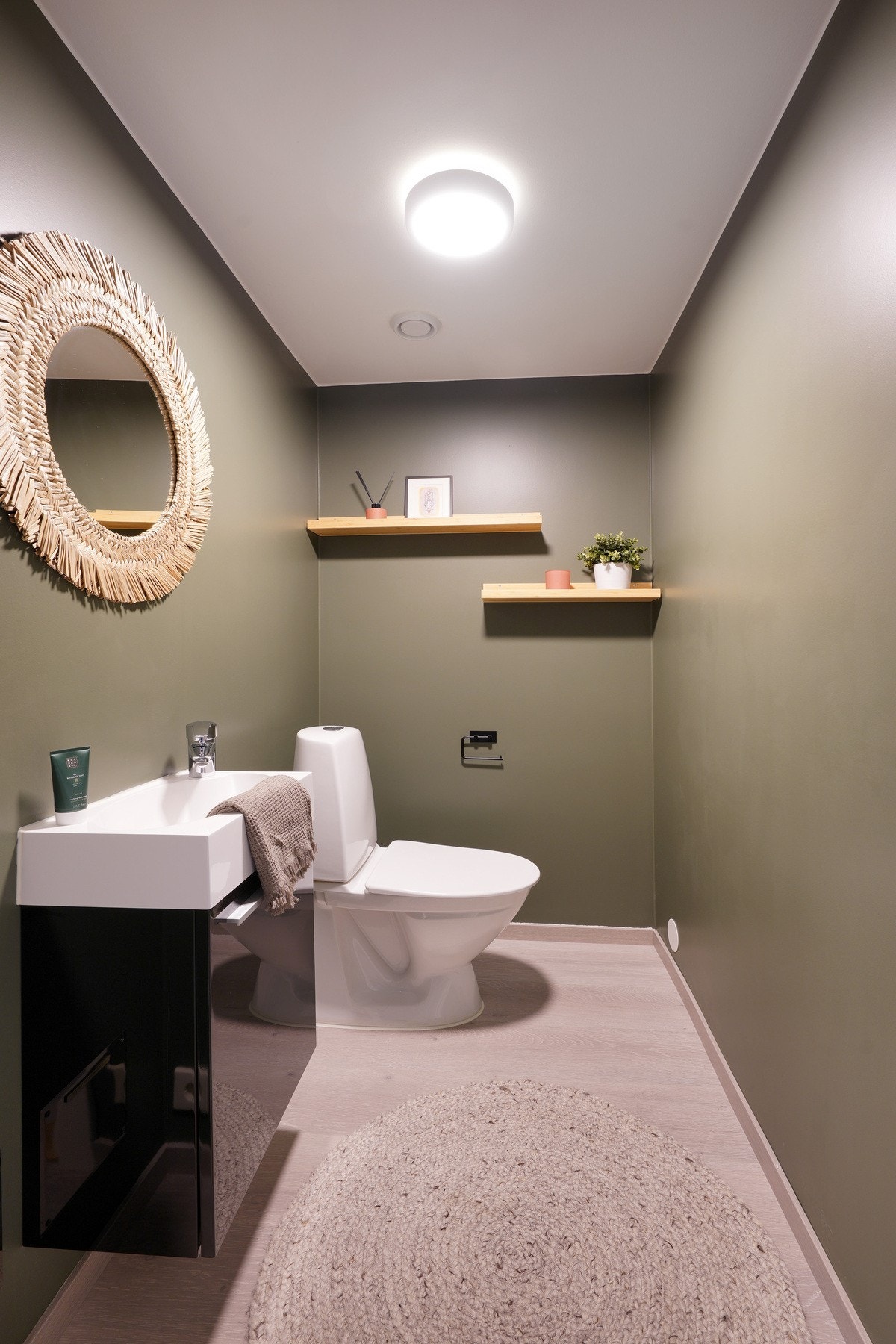 Toalettet er også nymalt med ny servant fra 2024 Galleribilde