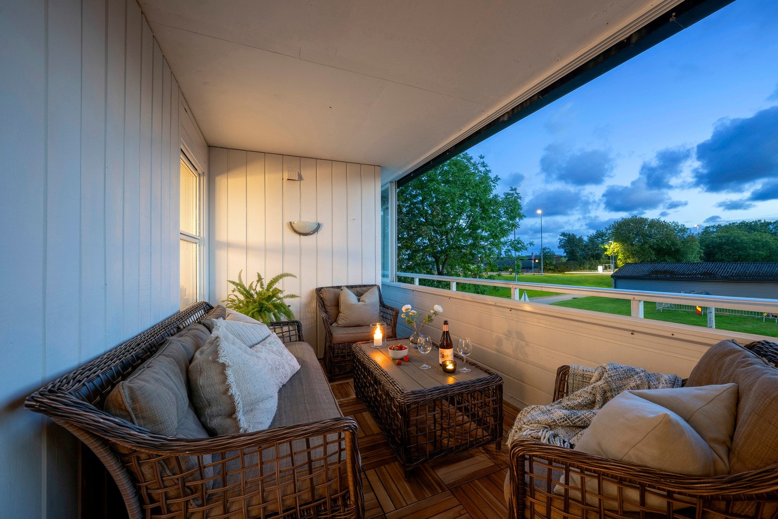 Pen innglasset balkong, hvor en kan nyte varme sommerkvelder Galleribilde