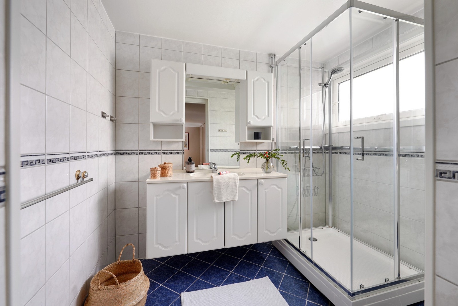 Bad med nytt dusjkabinett fra 2023 Galleribilde