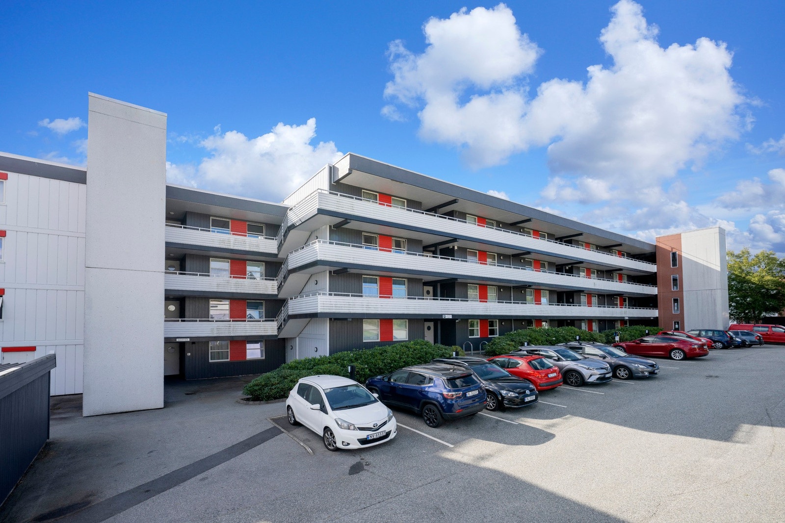 Det er parkeringsplass for beboere gjennom easypark. Det er mulighet for installering av el-bil lader Galleribilde