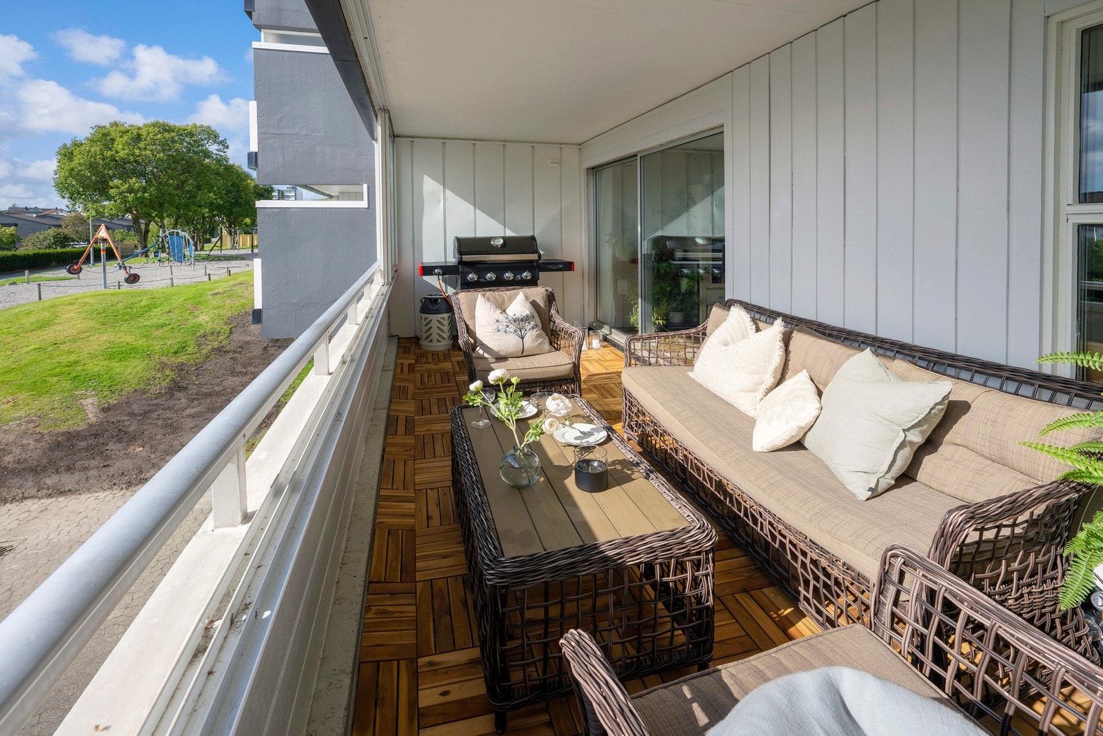 Det er fantastiske solforhold på balkongen. Det ble lagt trefliser på gulvet i 2024 Galleribilde