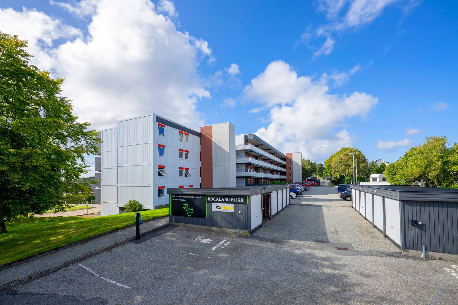 Det er garasjeanlegg med mulighet for leie av plass. Det er venteliste på dette. Kontakt styret for mer info. Galleribilde