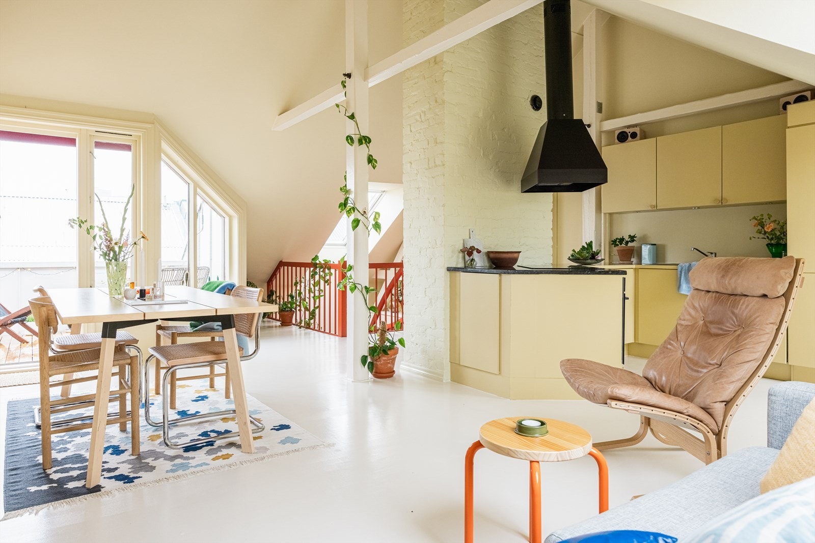 Romslig stue med flere soner og kjøkken i åpen løsning. Galleribilde