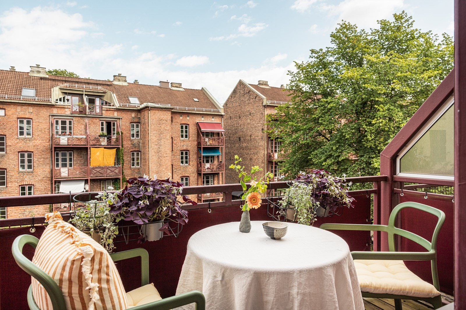 Benjamin Ådna v/ Nordvik har gleden av å presentere denne innholdsrike toppleiligheten over to plan i populære Gråbeinskvartalet. Galleribilde