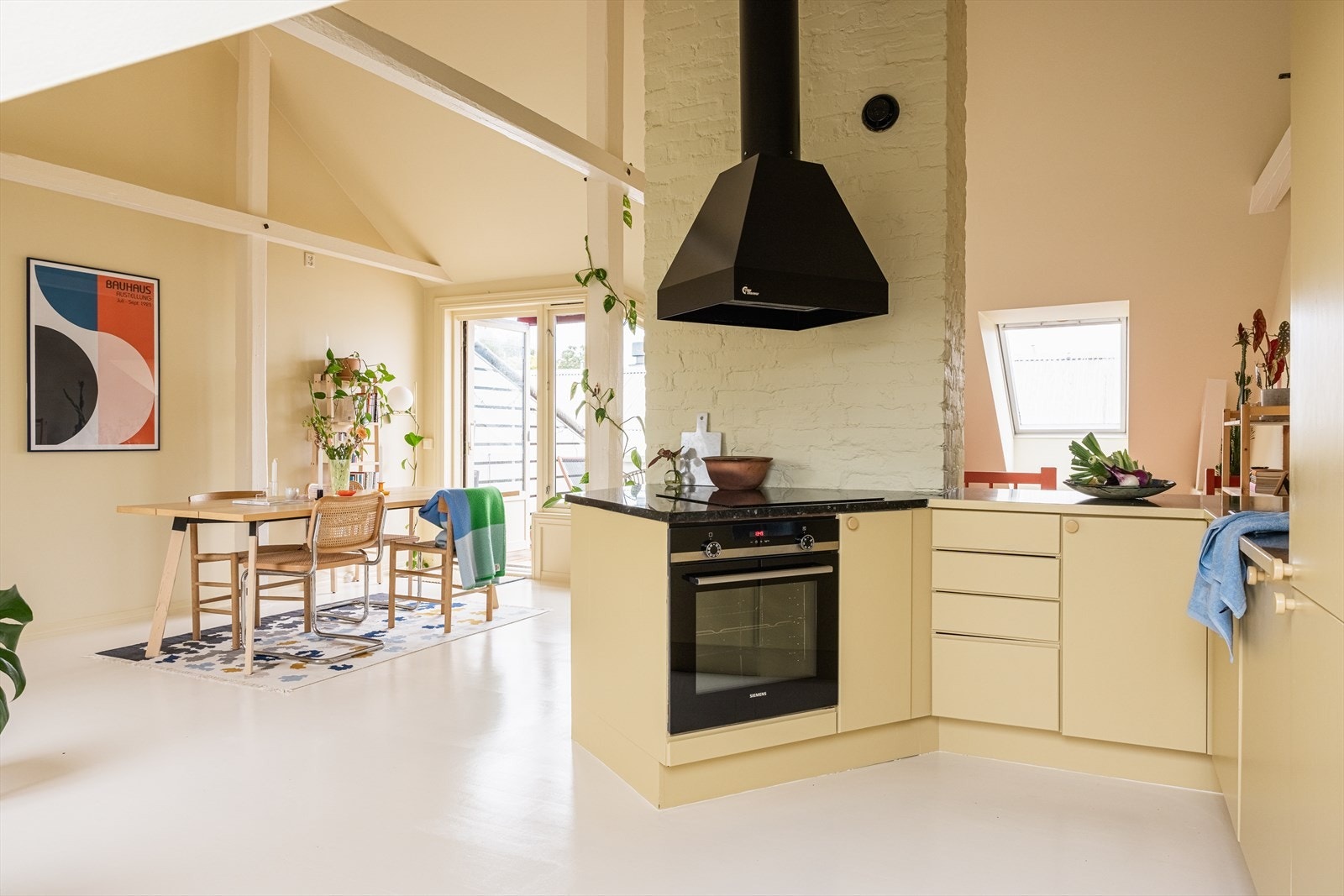 Store vindusflater og god takhøyde (3,59m) gjør leiligheten lys og luftig Galleribilde