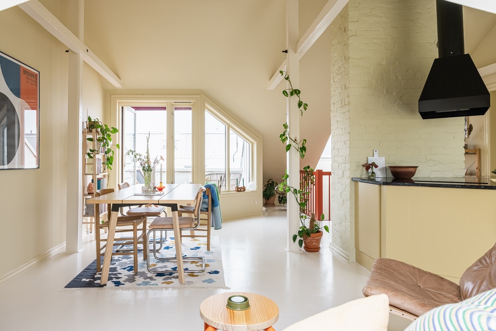 Fra stuen har du adkomst til sydvestvendt takterrasse med utsikt mot Plaza og Holmenkollen (sol 11-2130). Galleribilde