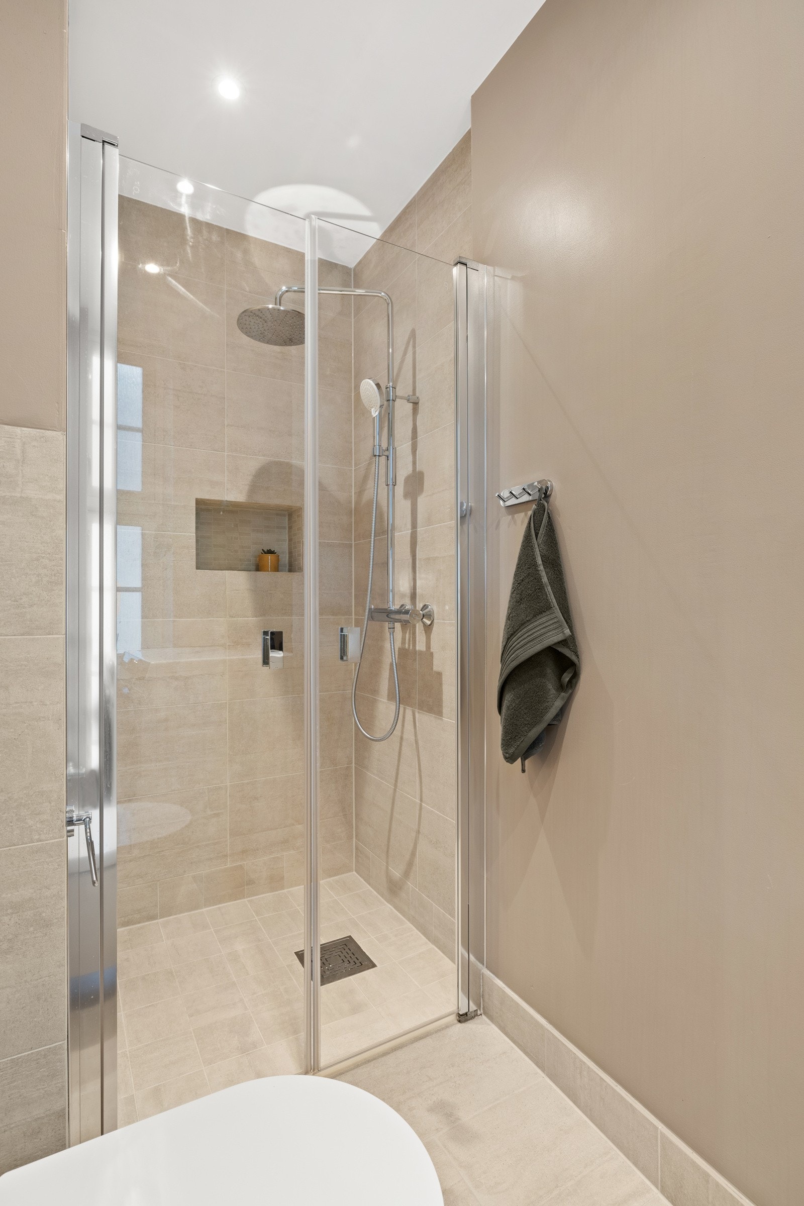 Dusjhjørne med svingbare dusjdører av herdet glass. Regnfallsdusj. Galleribilde