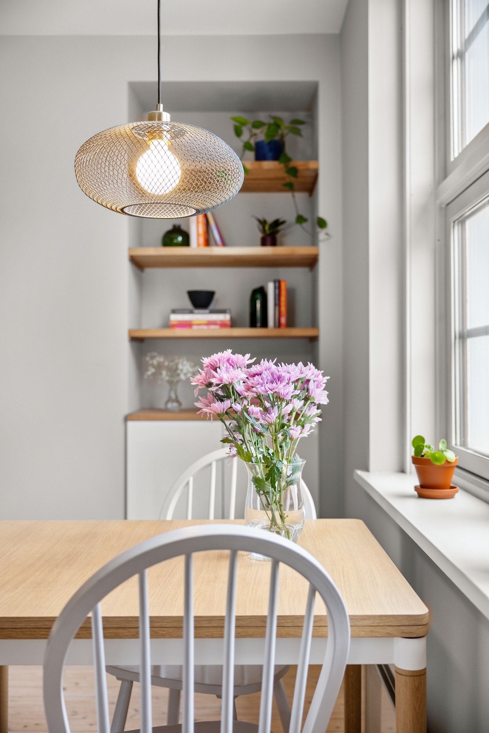 Veggnisje i stue med skap og hyller fra 2020. Galleribilde