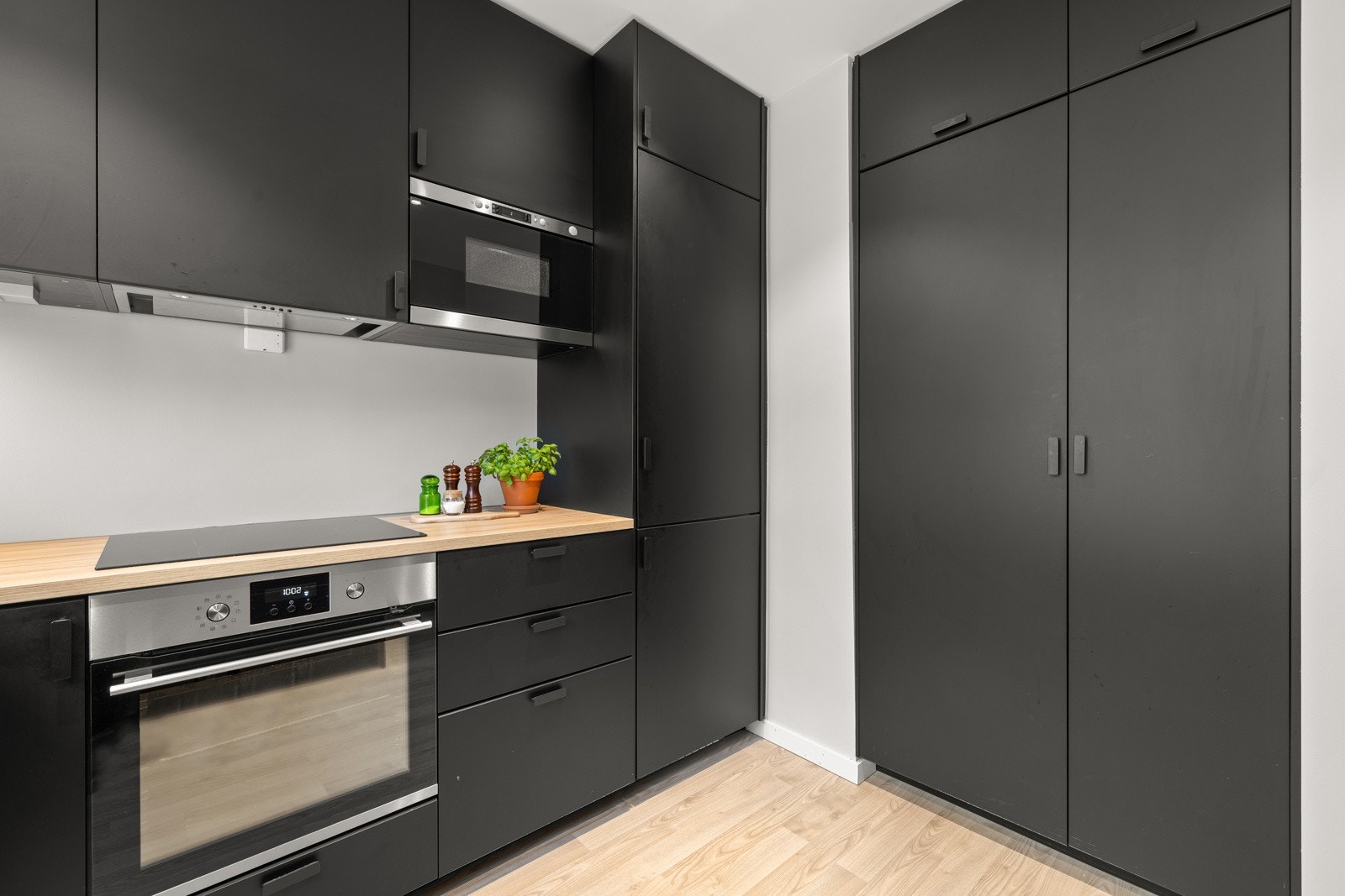 Innredningen har integrerte hvitevarer som medfølger. Galleribilde