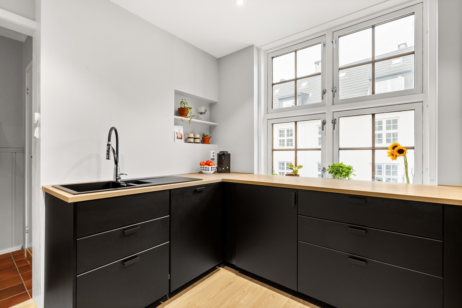 Praktisk kjøkkeninnredning med mye arbeidsplass. Galleribilde