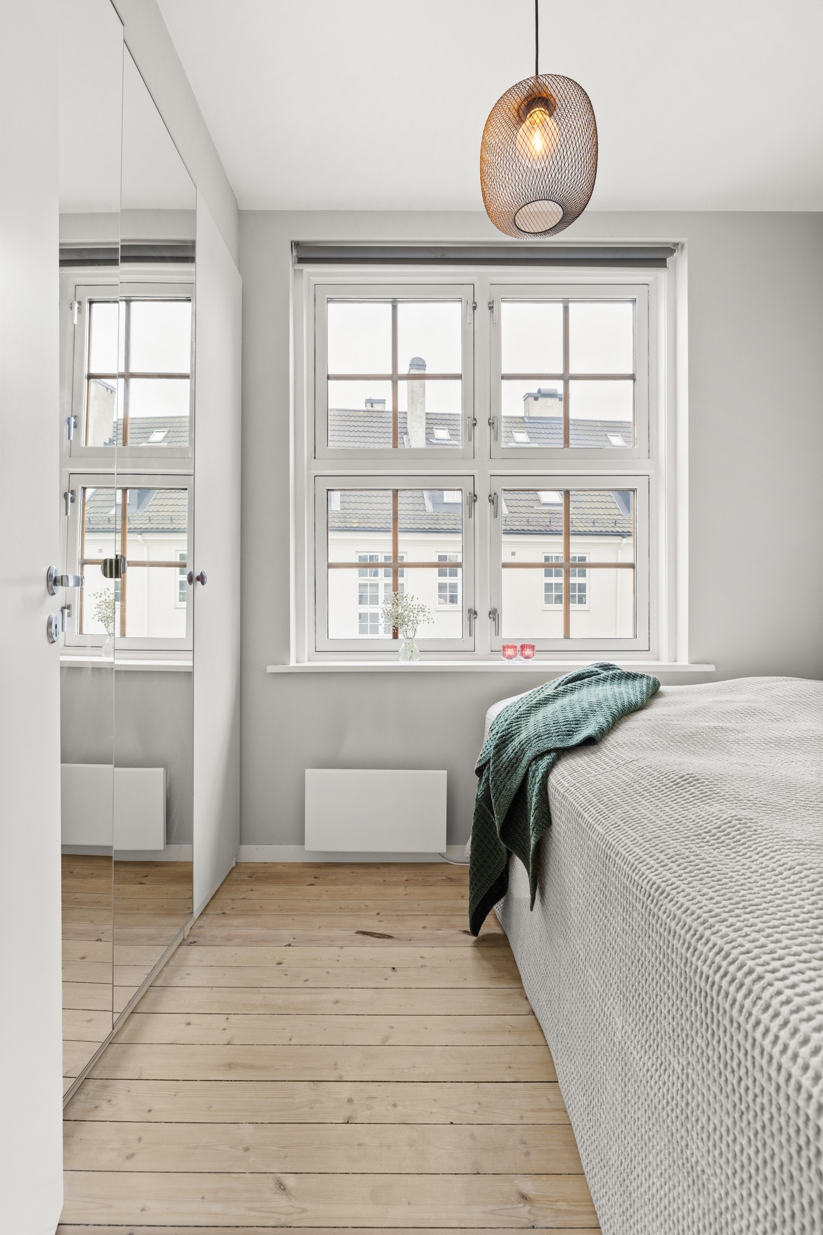 Praktisk garderobeskap med god plass for lagring og oppbevaring. Galleribilde