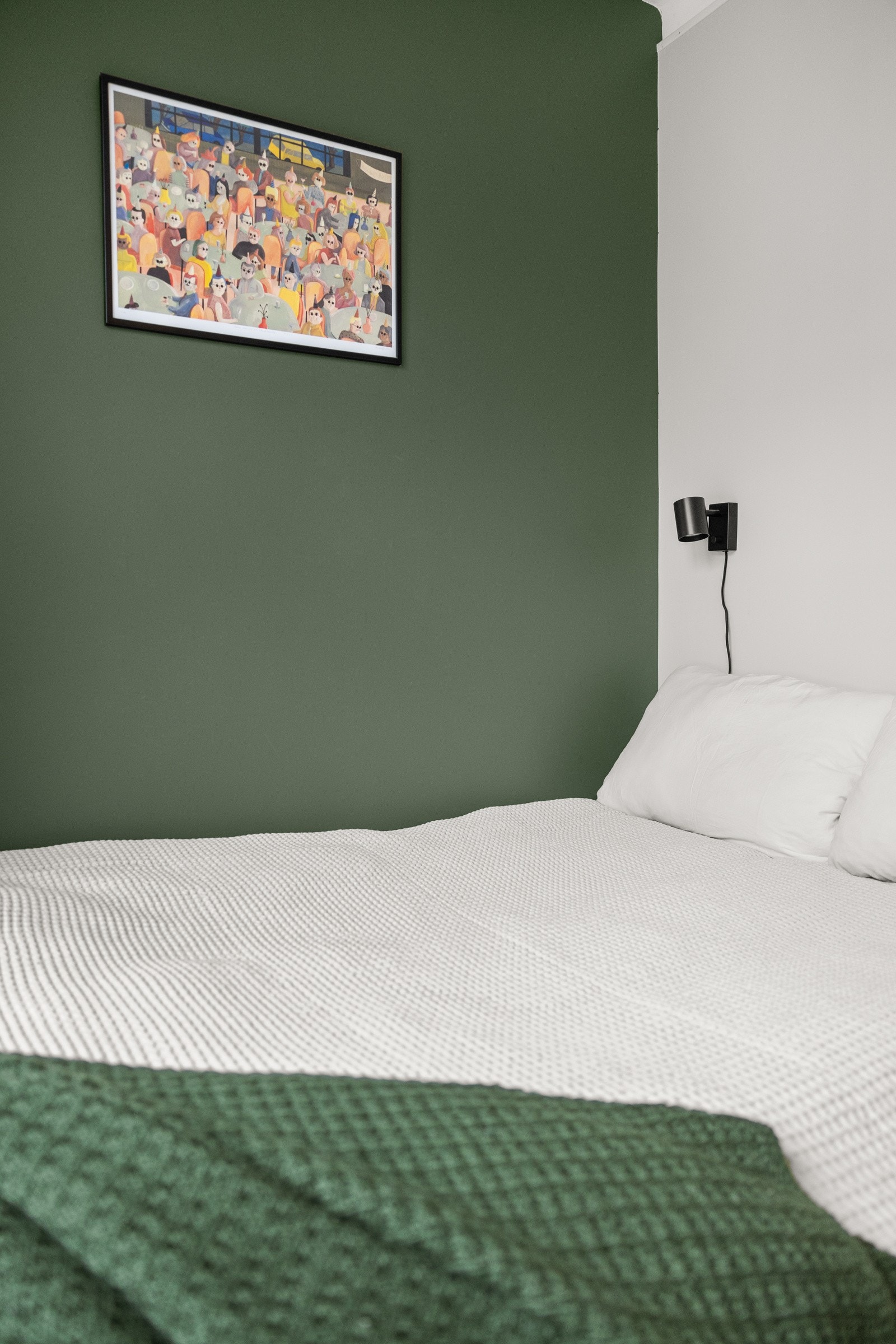 Vegg mot naboleilighet (i entré, stue og soverom) ble tilleggsisolert/lydisolert i 2020. Galleribilde