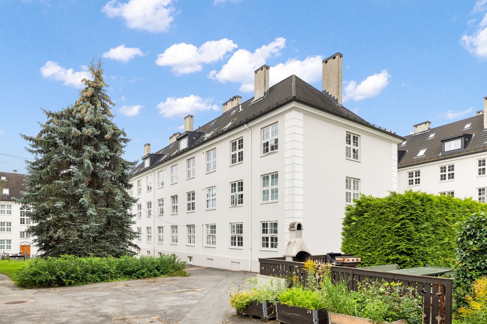 Attraktiv bakgård med store, fine grøntarealer. Muligheter for flotte hagekvelder i sommerhalvåret. Galleribilde