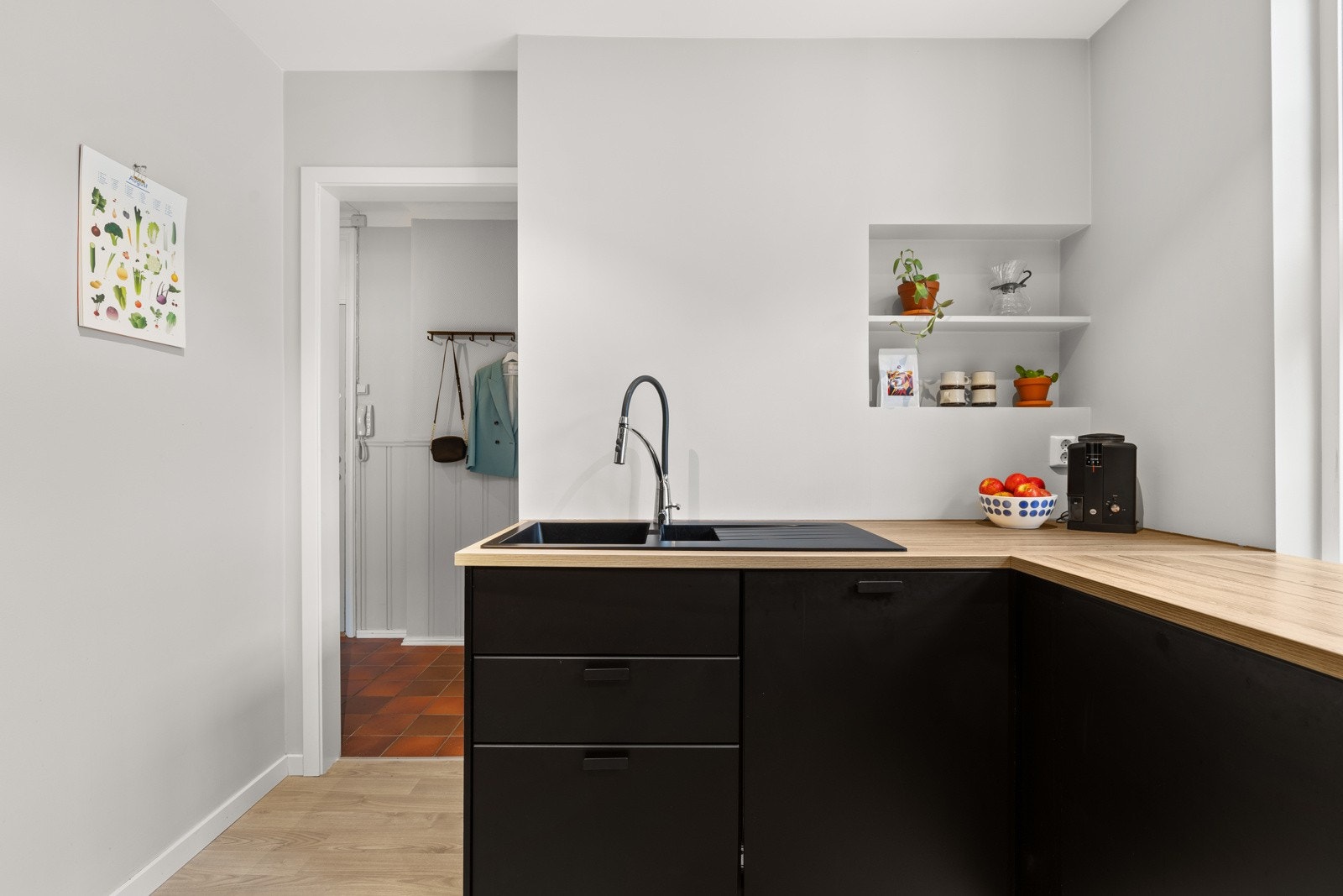 Varmtvannsbereder på ca. 120 liter fra 2019 er plassert i benkeskap. Galleribilde