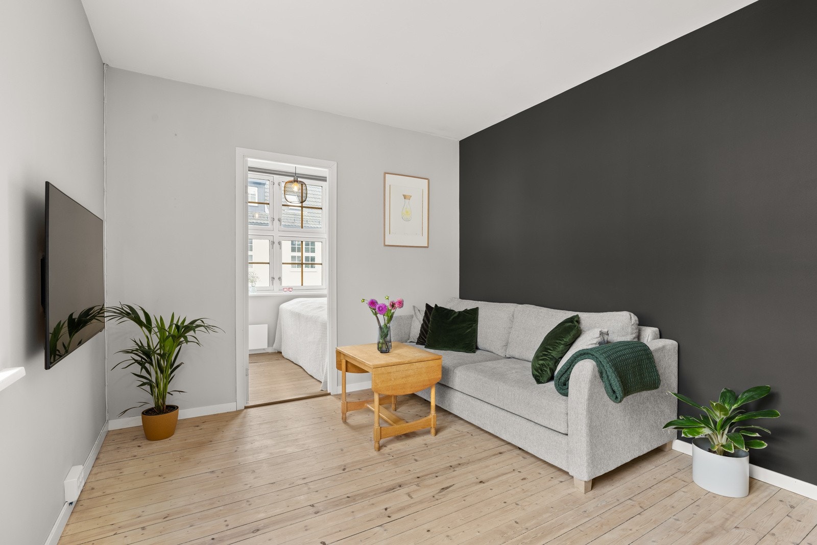 Stue med god plass for sofagruppe og spisebord. Galleribilde