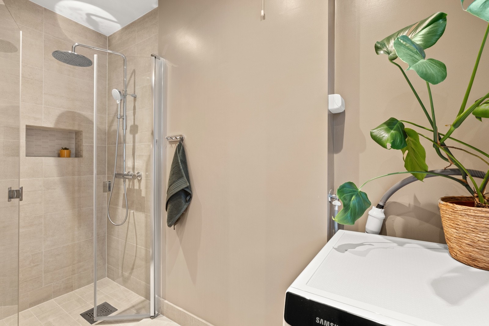 Flott og delikat baderom fra 2016 med gulvvarme. Galleribilde