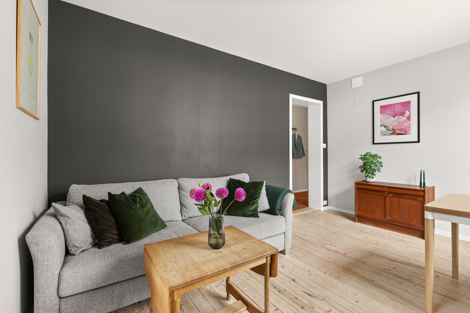 Stuen er malt i tidsriktige farger med kontrastvegg som gjør et stilig preg. Galleribilde