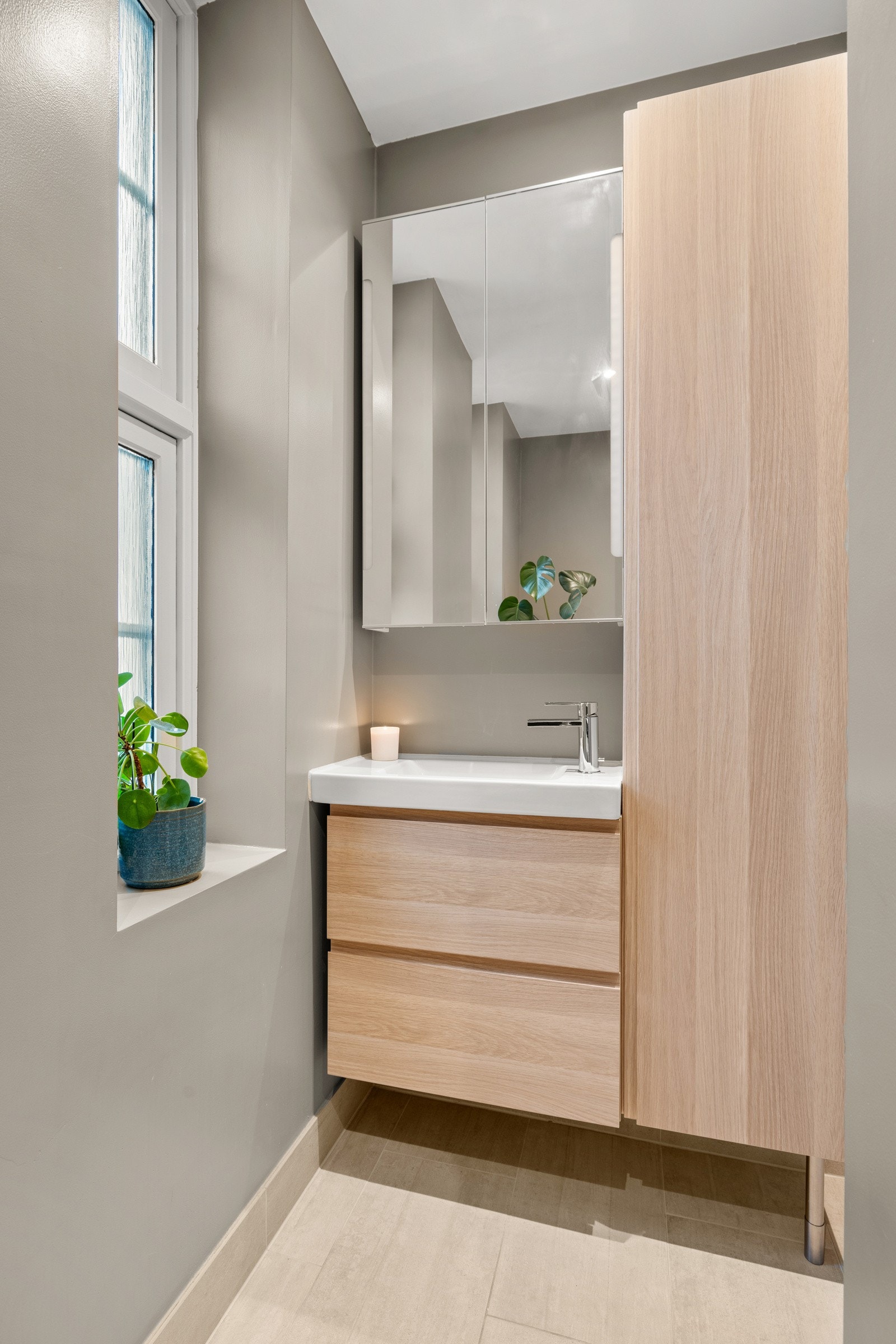 Baderomsinnredning med glatte skapfronter. Galleribilde