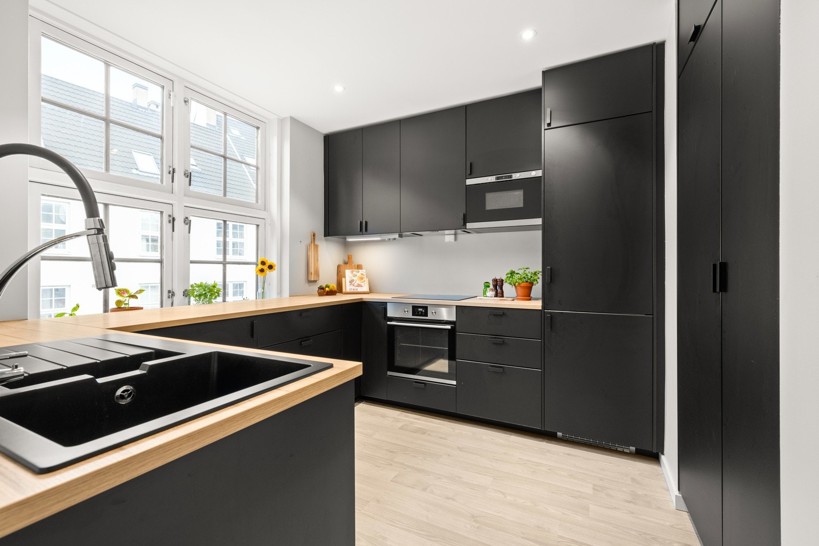 Lekkert og romslig kjøkken fra Ikea satt inn i 2018. Galleribilde