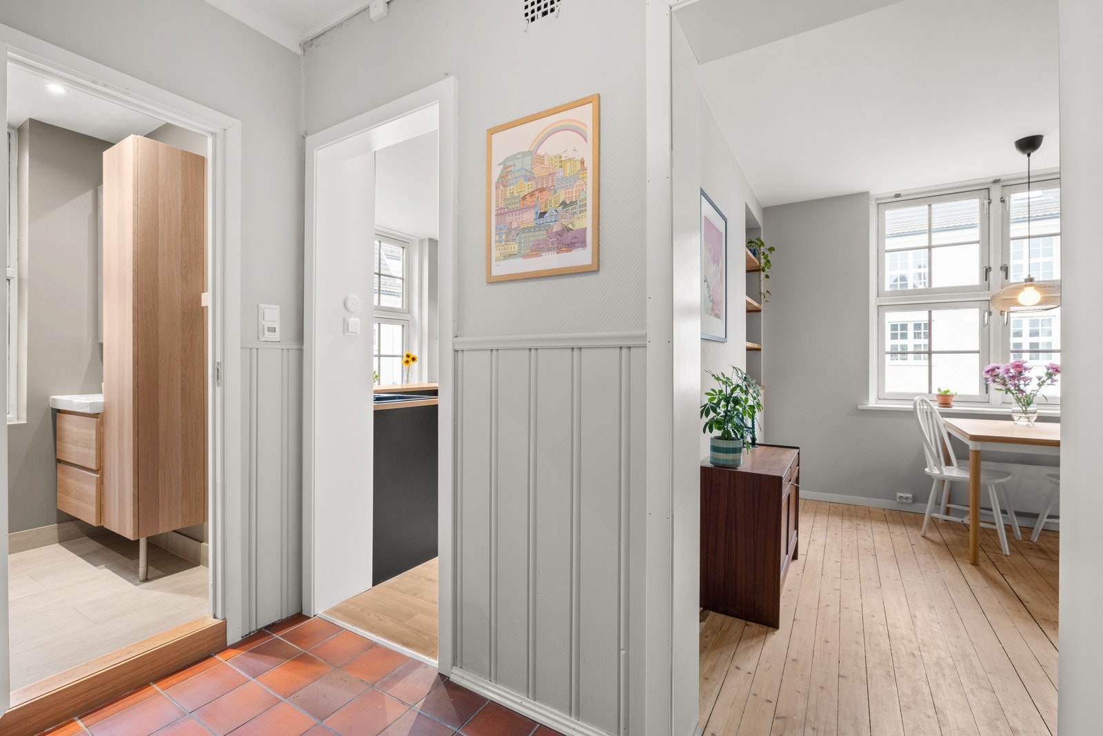 Filslagt entré som fører deg videre til kjøkkenet, stuen og badet. Galleribilde