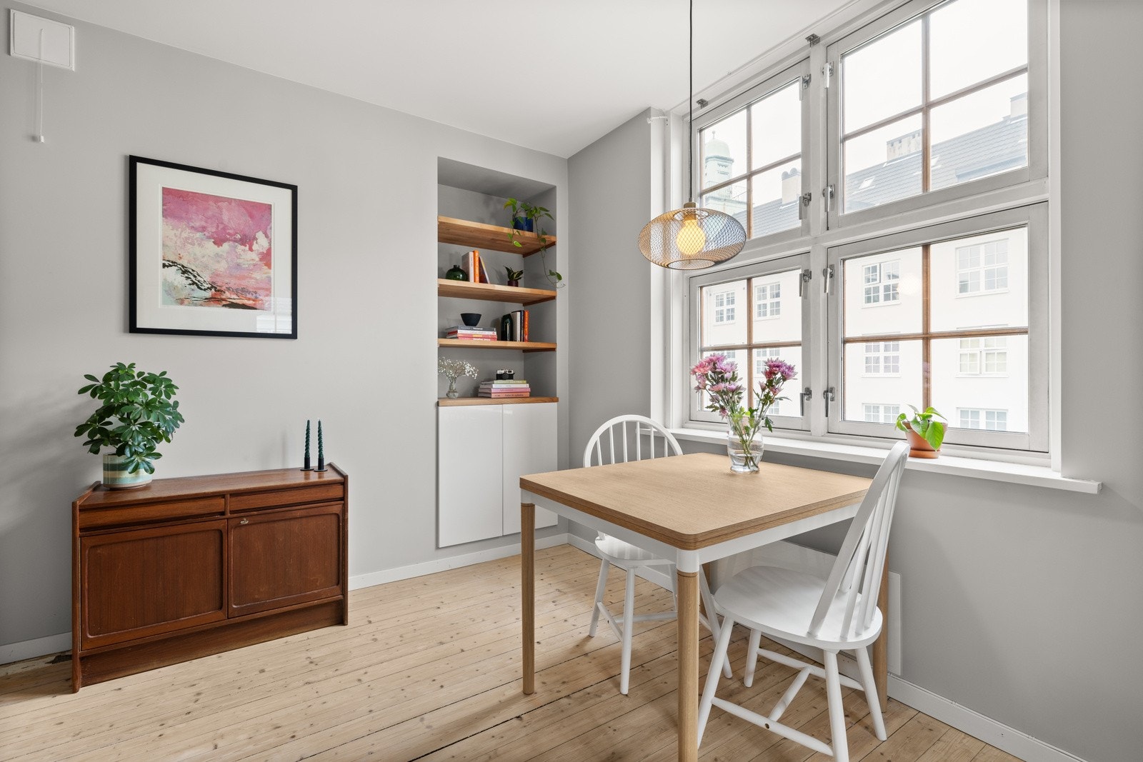 Med store vindusflater som slipper inn mye naturlig lys. Galleribilde