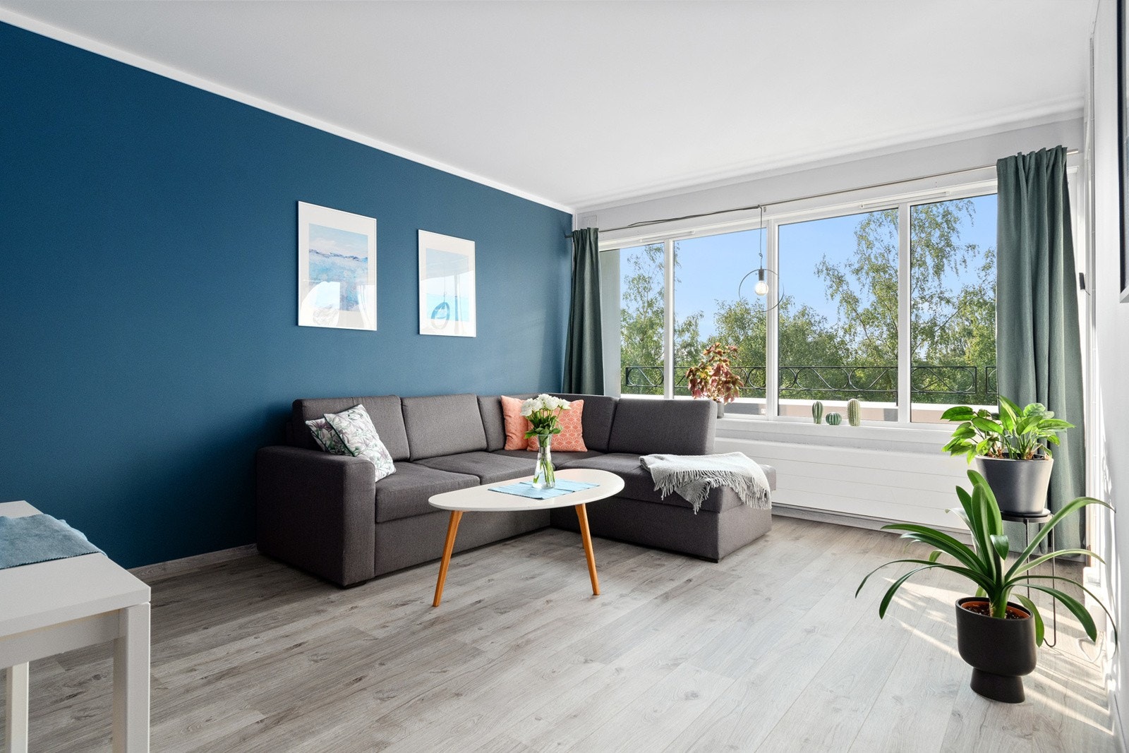 Stue med store vinduer som slipper inn rikelig med naturlig dagslys Galleribilde