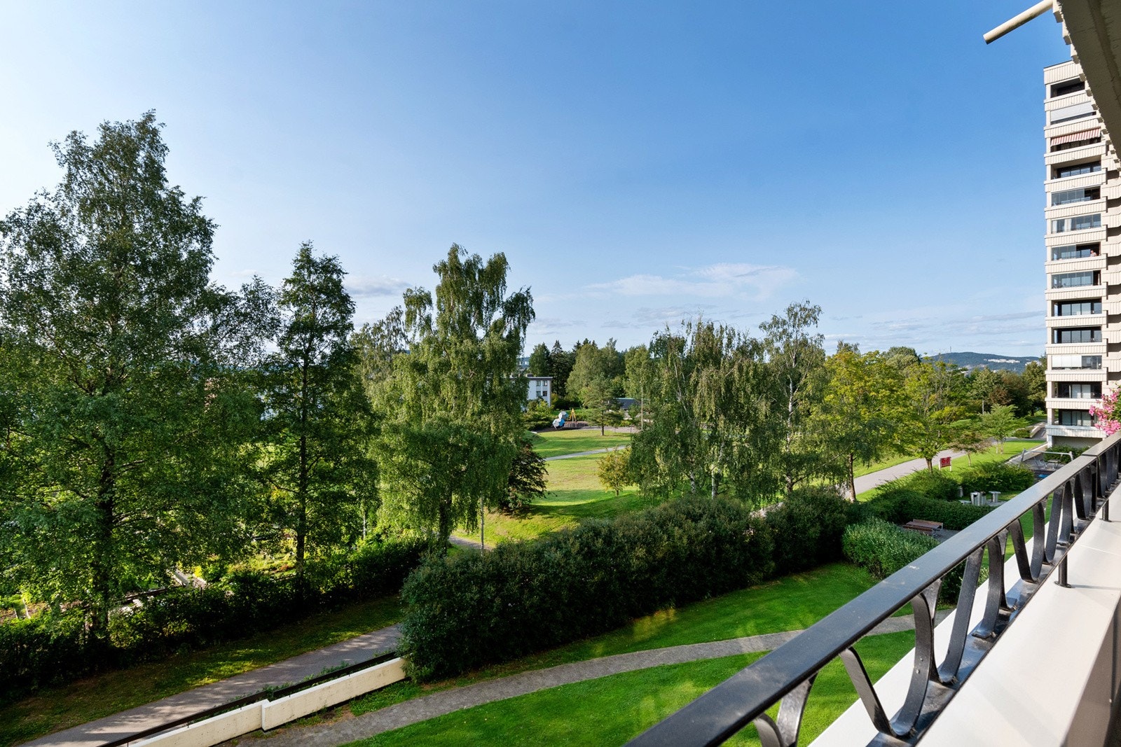 På balkongen får du ettermiddag- og kveldssol Galleribilde