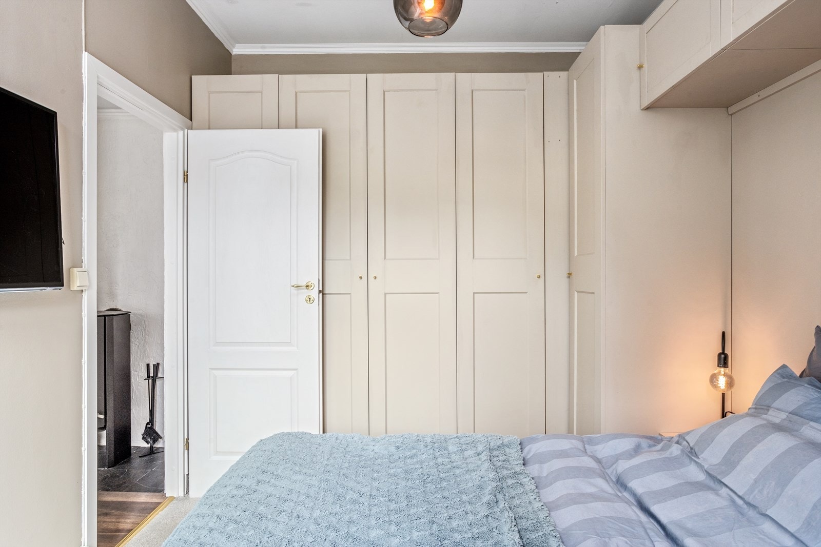 Her er det godt med garderobeskap som sørger for gode oppbevaringsmuligheter til klær og det man måtte ønske. Galleribilde