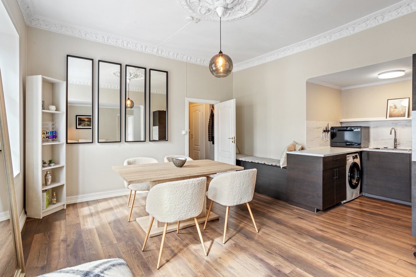 Lys om romslig stue som nylig blitt malt i et delikat fargevalg. Med gulv fra 2022 får du her et helhetlig godt inntrykk. Galleribilde