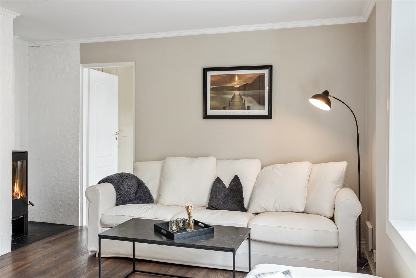 I stuen møter du et godt rom med fine møbleringsmuligheter. Galleribilde