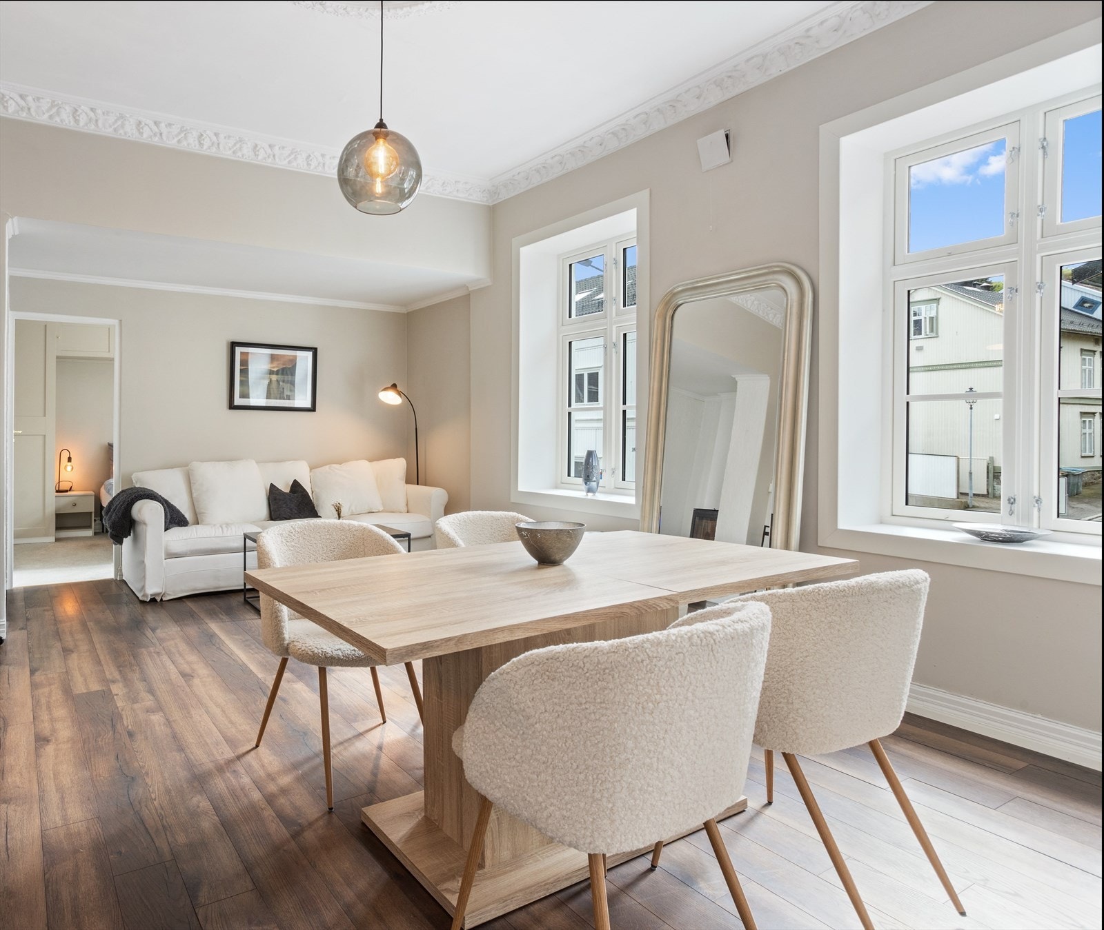 Det er store vindusflater med brede karmer som slipper inn rikelig med naturlig lys i boligen. Galleribilde