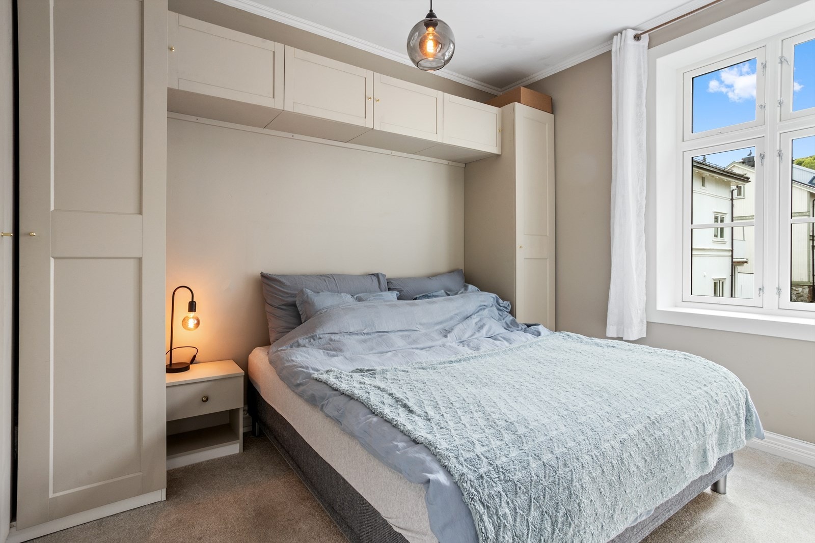 Soverommet har en fin størrelse, med plass til dobbeltseng, nattbord og øvrig møblement. Galleribilde