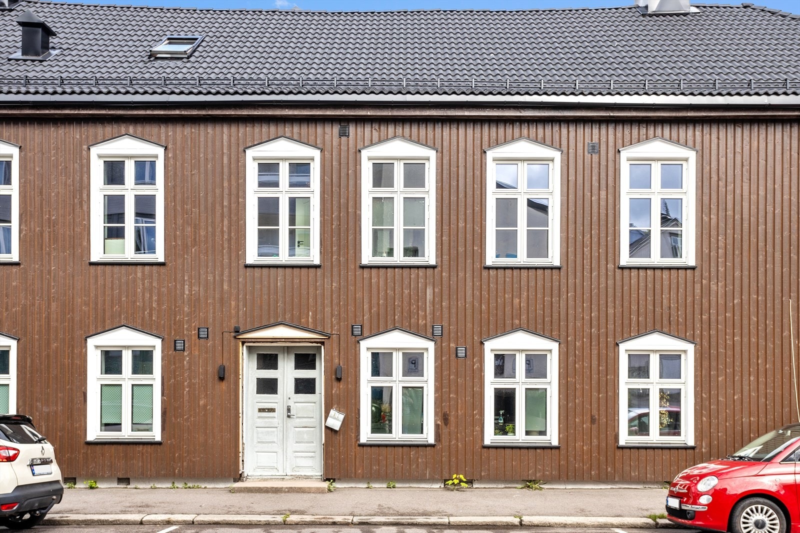 Ryddig borettslag som den senere tiden har oppgradert fasade, vinduer, tak osv. Ny hoveddør og porttelefon er under oppgradering. Her vil du bo i en stilren leilighet i renovert bygg! Galleribilde