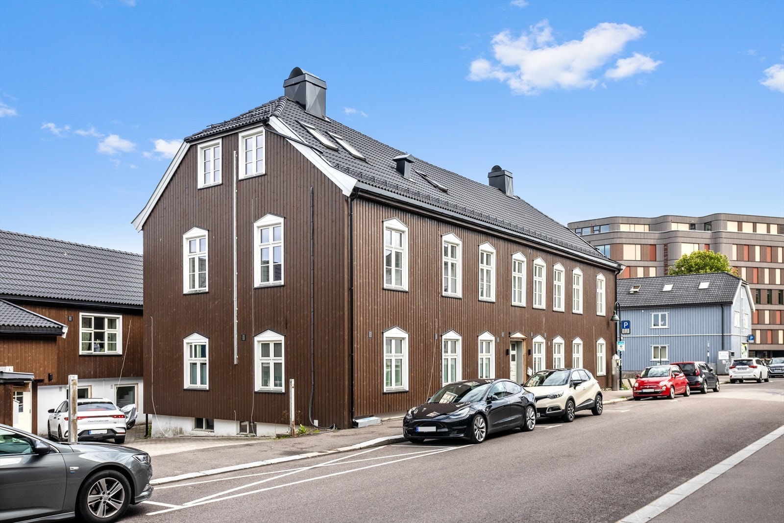 Her bor du i en sidegate fra en av hovedpulsårene i sentrum. Eiendommen ligger flott til ved foten av Slottsfjellet med turområder og flott utsikt. Det er også kort vei ned til det yrende livet på brygga. Galleribilde