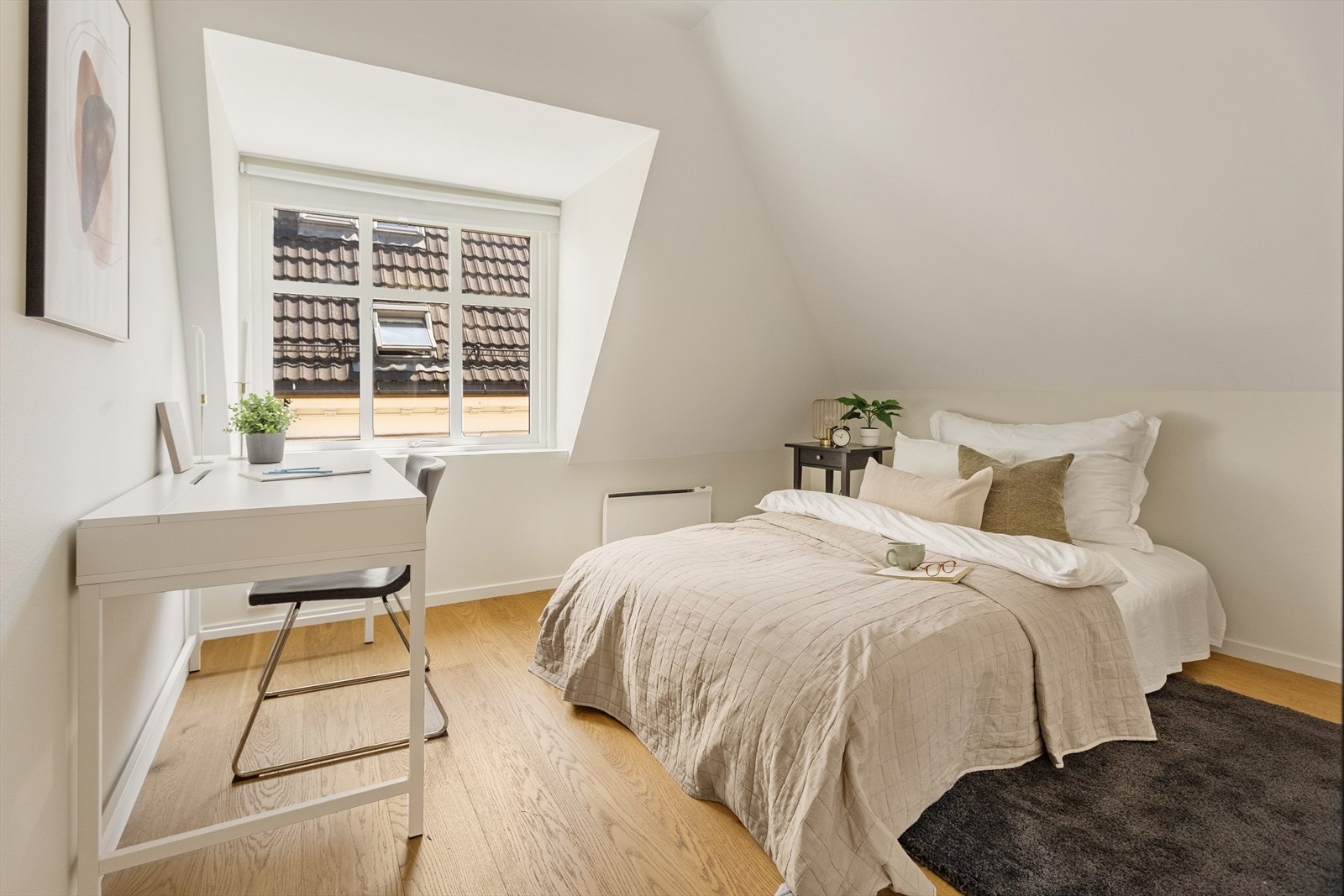 Soverommene er alle av god størrelse og har plass til både stor seng, nattbord og garderobeløsning. Galleribilde