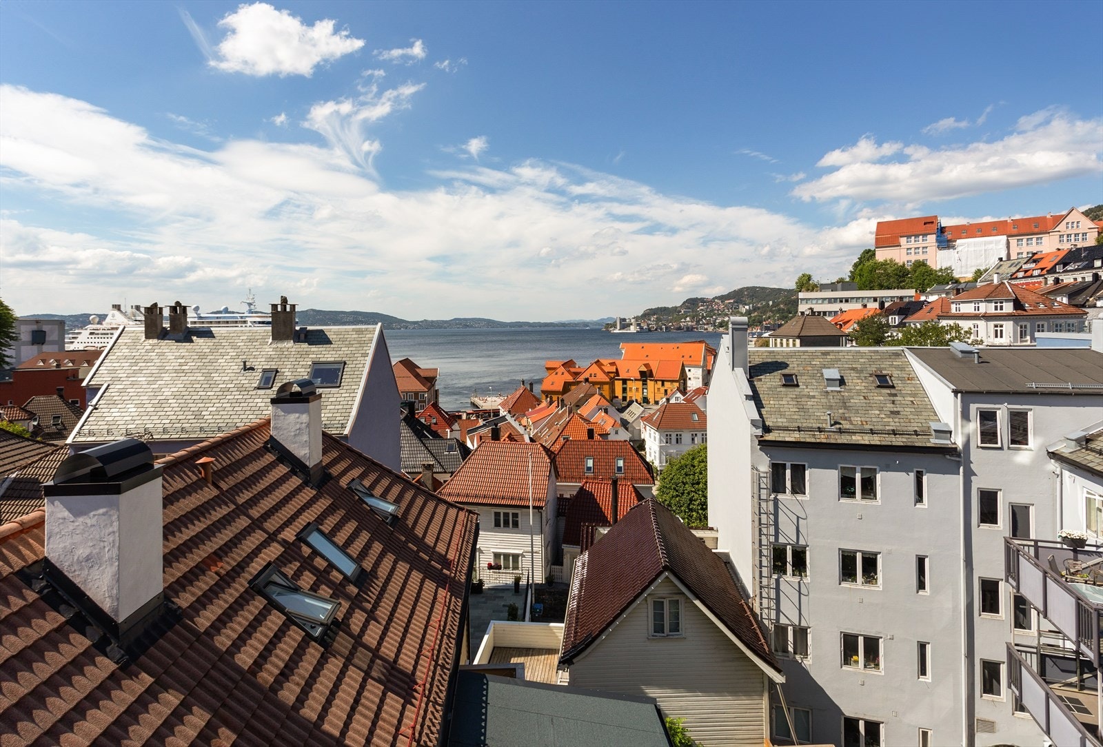 Boligen befinner seg sentralt til i Skuteviken med gangavstand til både Bergen sentrum og Sandviken. Like utenfor inngangsdøren finner du blant annet Bergenhus Festning, parker, dagligvarebutikker, skoler og barnehager. Galleribilde