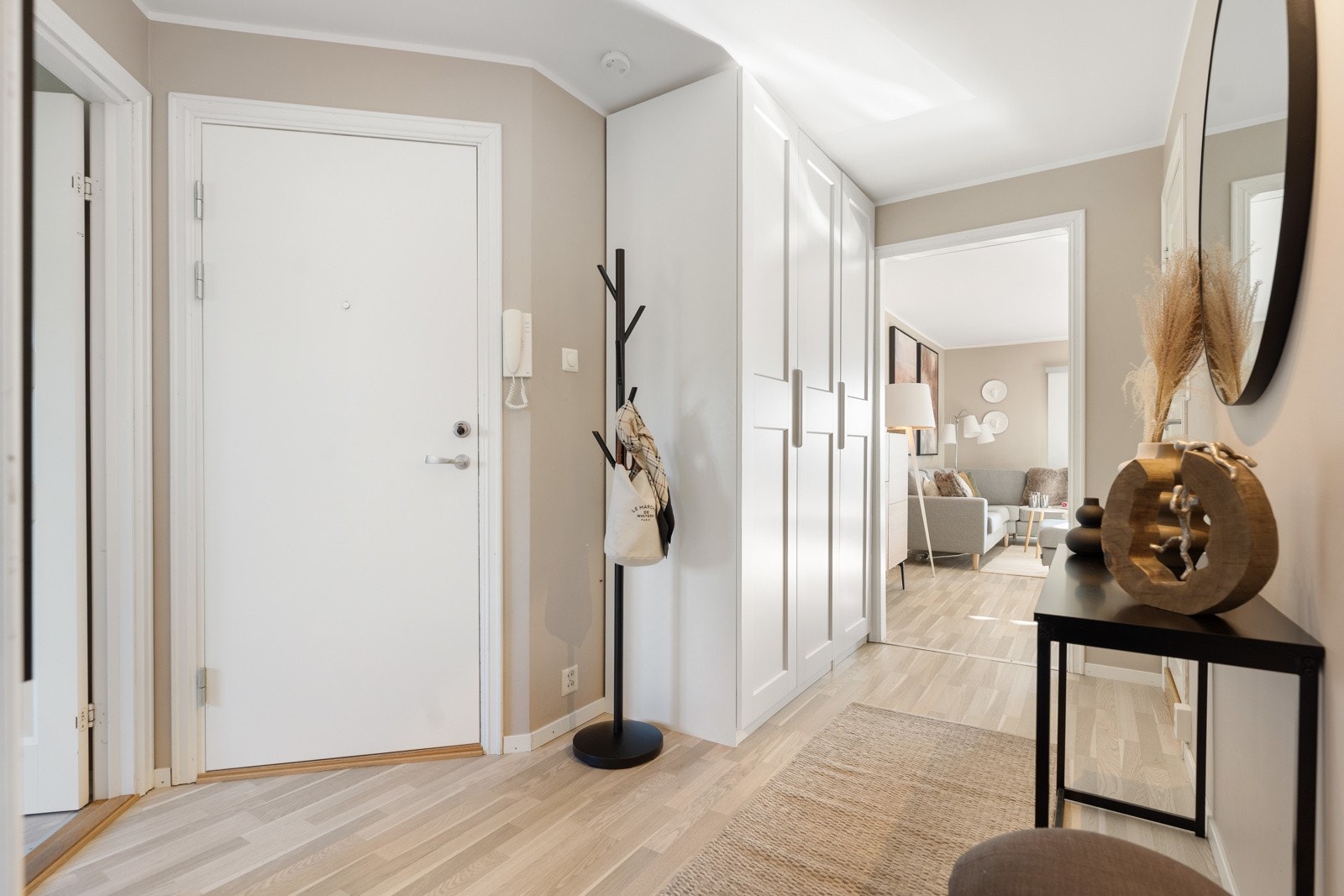 Det første som møter oss i boligen er en entré med smakfulle farger som gir et godt førsteinntrykk av leiligheten. Galleribilde