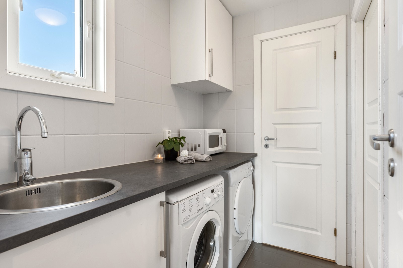 Fra badet kommer man til vaskerommet. Vaskerommet har også adkomst til en innvendig bod samt dør til kjøkkenet. Et meget praktisk rom! Galleribilde