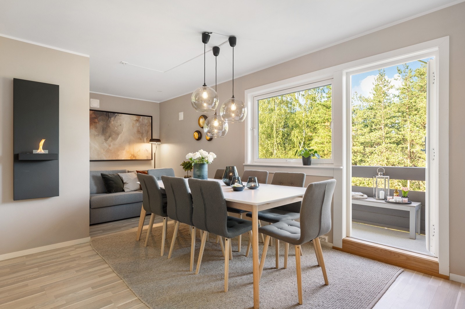 Det er plass til å samle mange venner rundt bordet her. Galleribilde