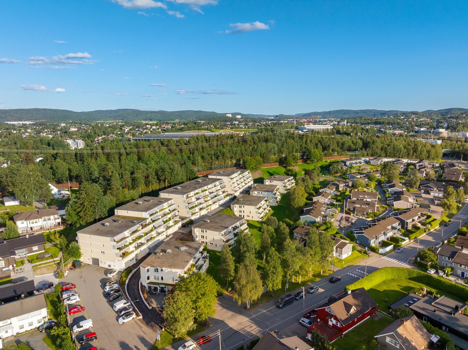 Området er landlig, idyllisk og barnevennlig. Det er godt sosialt miljø her med aktive foreldrene og idrettslag. Galleribilde
