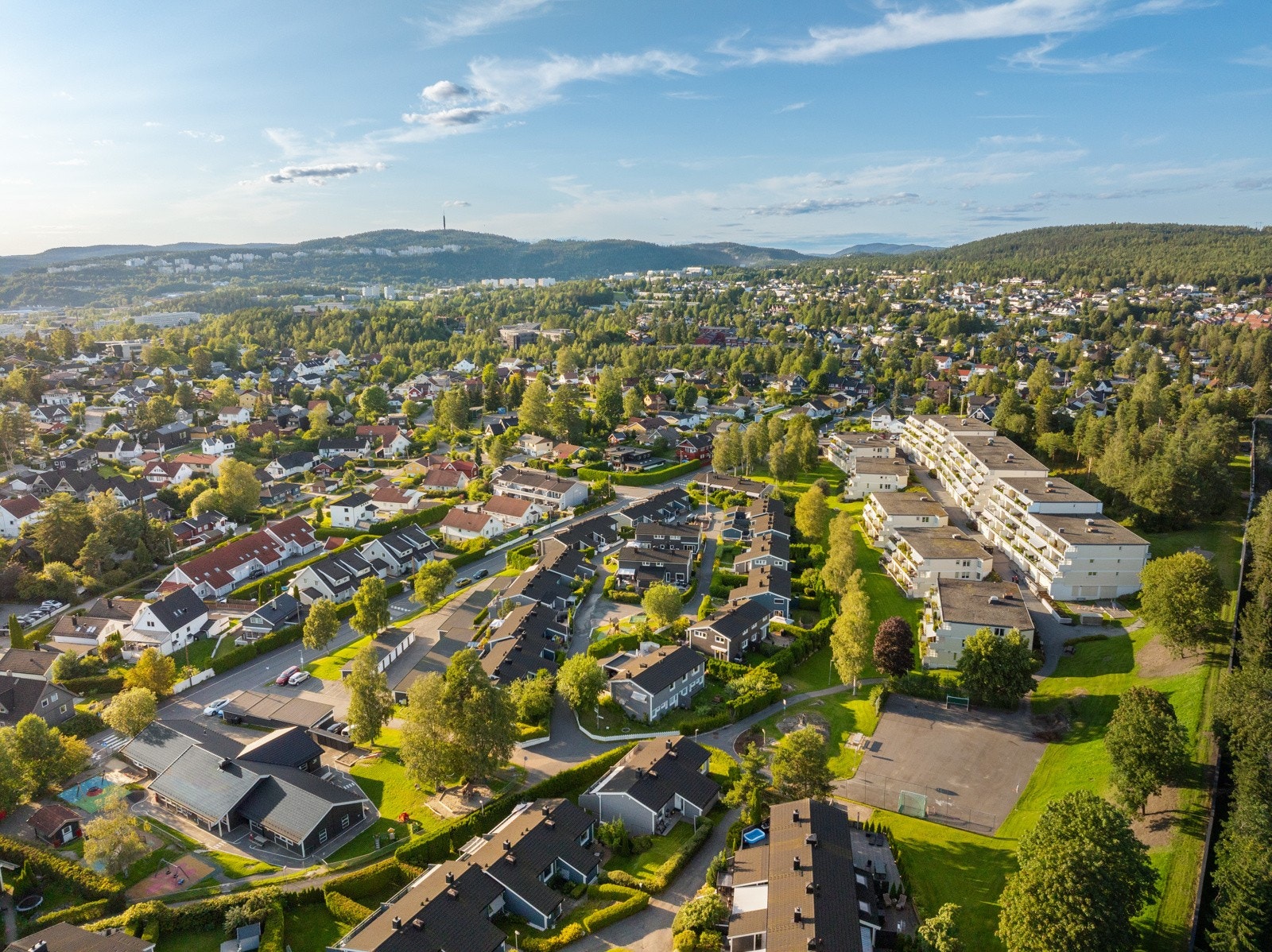 Det følger med en parkeringsplass i felles garasjeanlegg. Det er mulighet for lader. Galleribilde