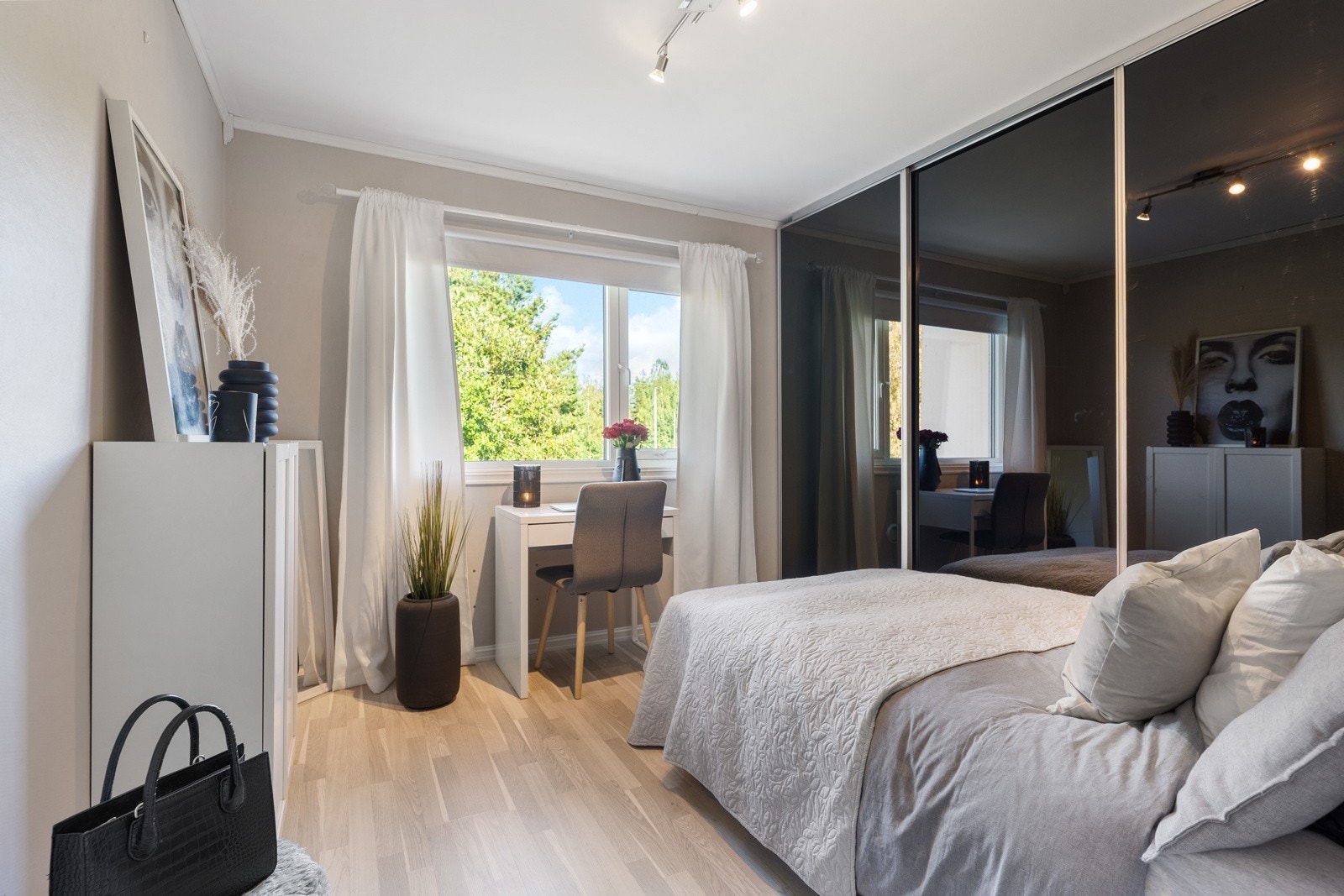 Det er skyvedørsgarderobe langs den ene veggen samt god plass til seng og skrivebord. Galleribilde