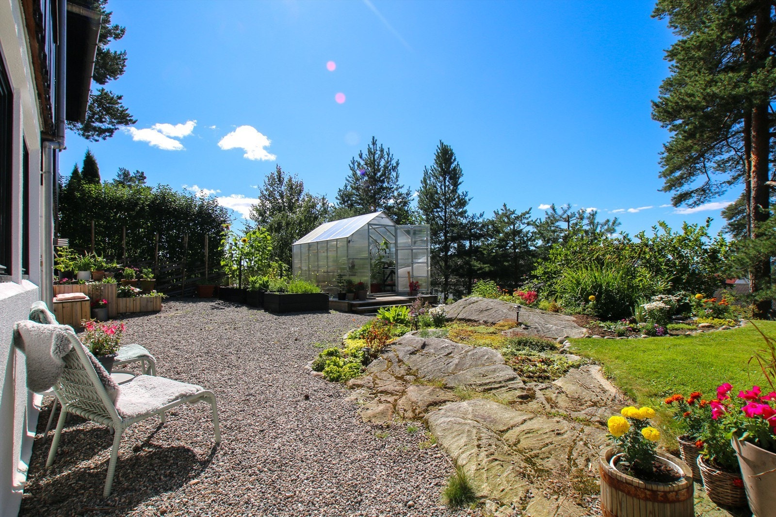 Drivhus med muligheter for å dyrke tomater, agurk, grønnsaker og blomster, eller bare bruke som et ekstra sted for hygge og rekreasjon. Drivhuset forlenger sesongen og er et veldig hyggelig sted å sitte, fra tidlig vår til sen høst. Galleribilde