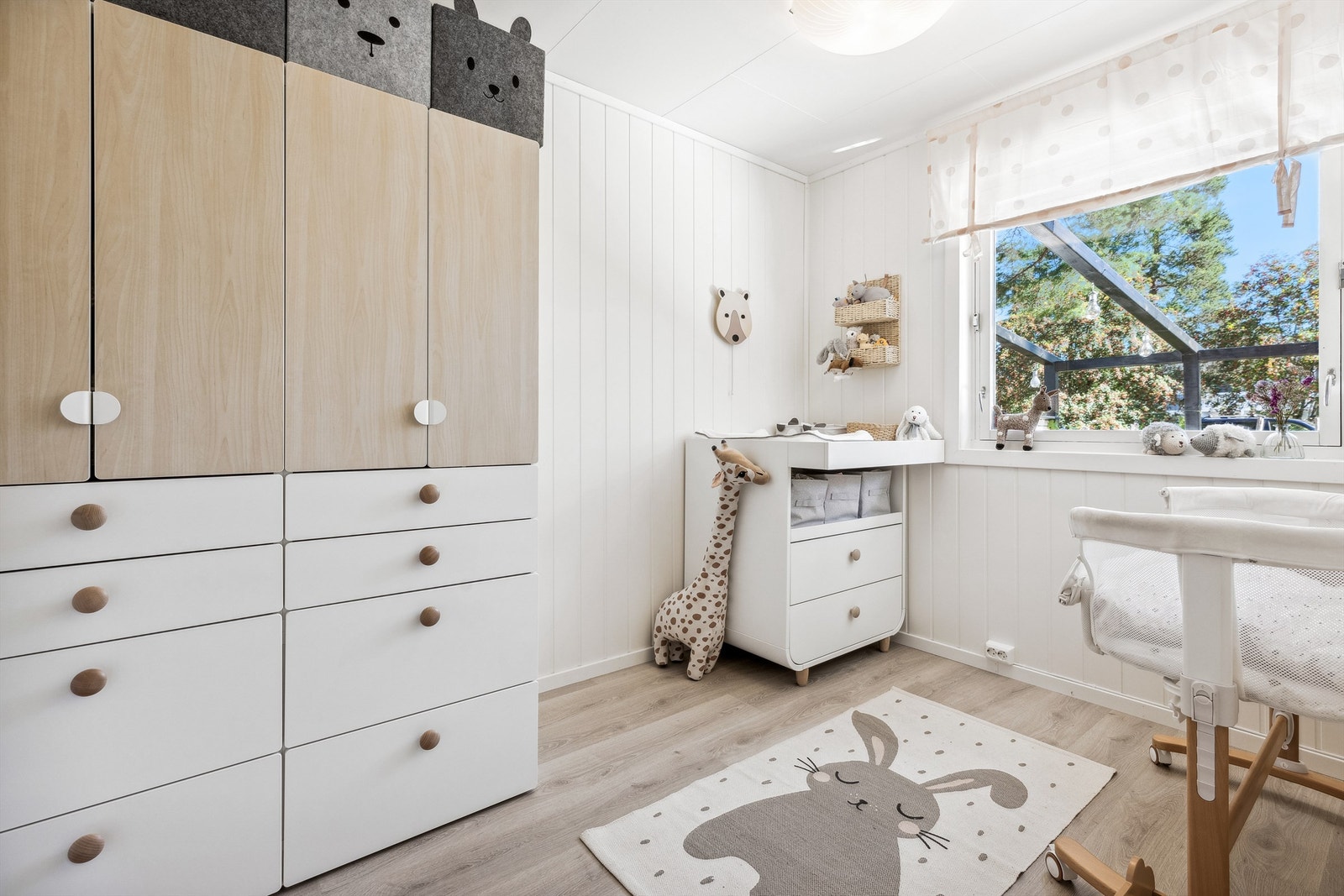 Boligen har tre hyggelige soverom som alle er pusset opp i løpet av de siste årene. Galleribilde